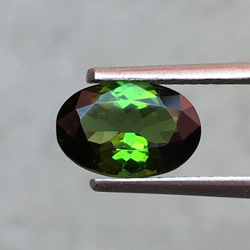 Gorgeous natural tourmaline oval cut gemstone good green color 1.55 carat - Picture 2 of 4