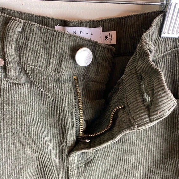 "Pantalones cortos de pana verde Kendall + Kylie 25"" cintura" Foto 4 de 4