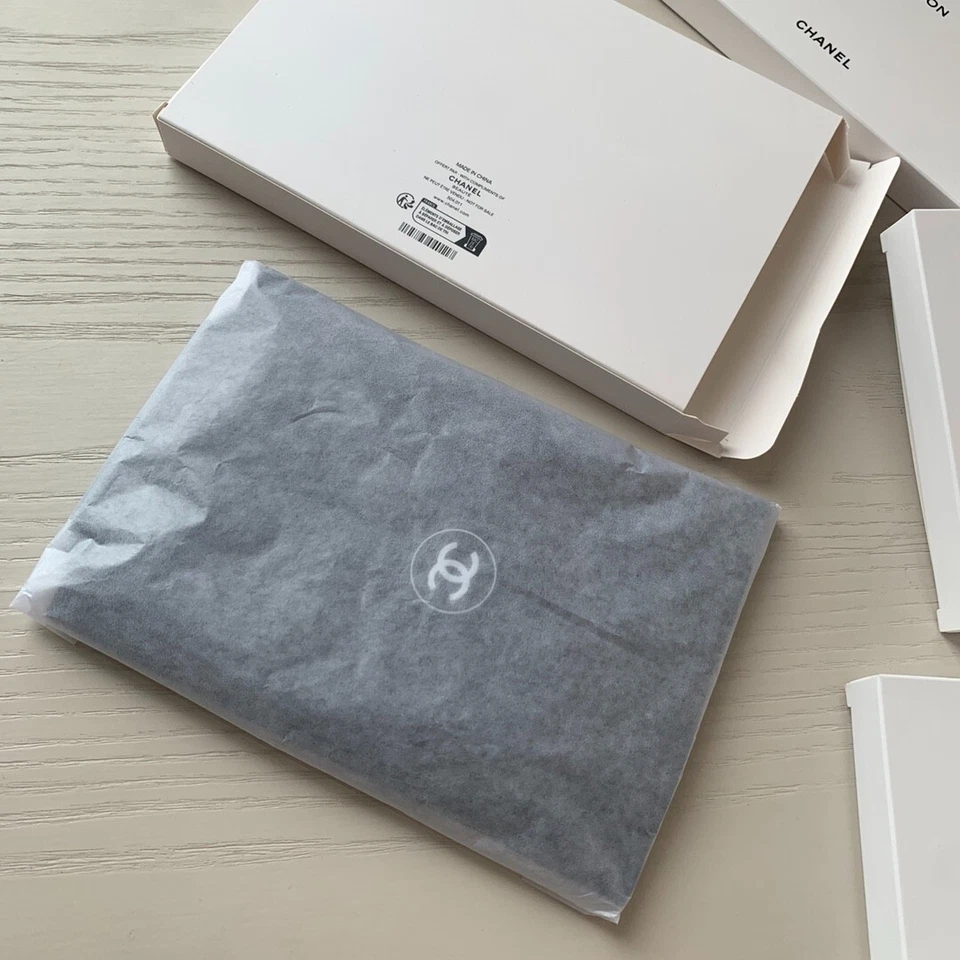 New Chanel Beaute 2024 GWP phone case/phone pouch - Image 4 of 4