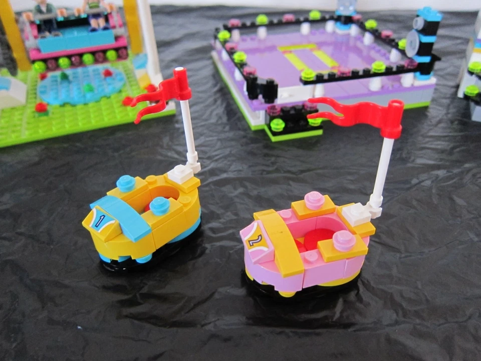 Lego 41133 Friends AMUSEMENT PARK BUMPER CARS complete - Image 2 of 4