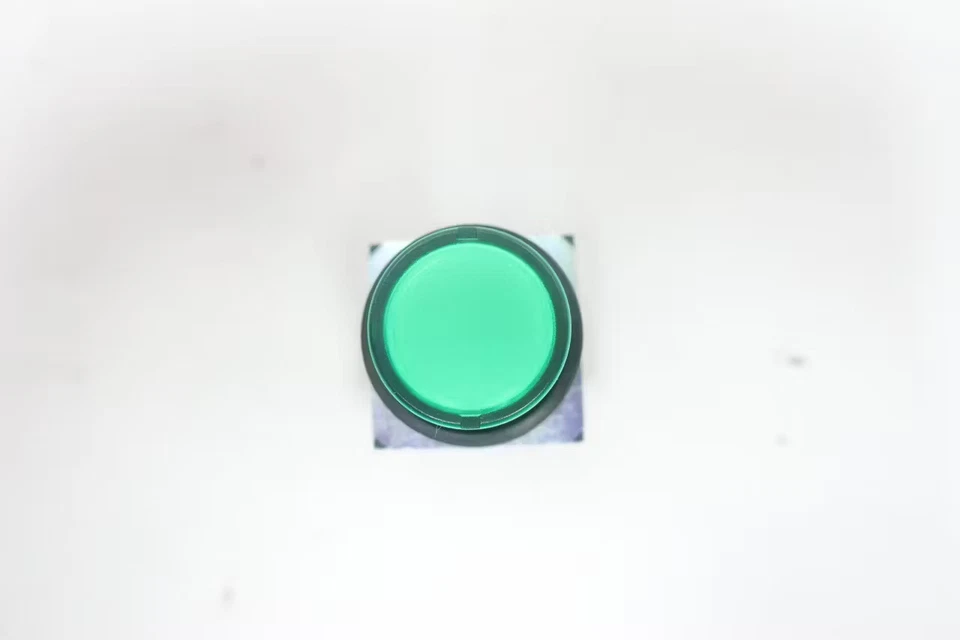 Caja de 10 pulsadores verdes iluminados Omron A22NZ-BPM-TGA Foto 3 de 4