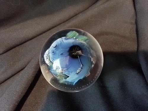 Mármol de vidrio grande 2 1/4" Josh Simpson 2009 firmado JS 09 con soporte. Excelente - Imagen 5 de 5