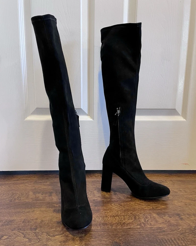NUEVO CON ETIQUETAS PRECIO DE VENTA SUGERIDO POR EL FABRICANTE $595 Barneys New York Botas de gamuza negras con tacón sobre la rodilla Foto 2 de 4