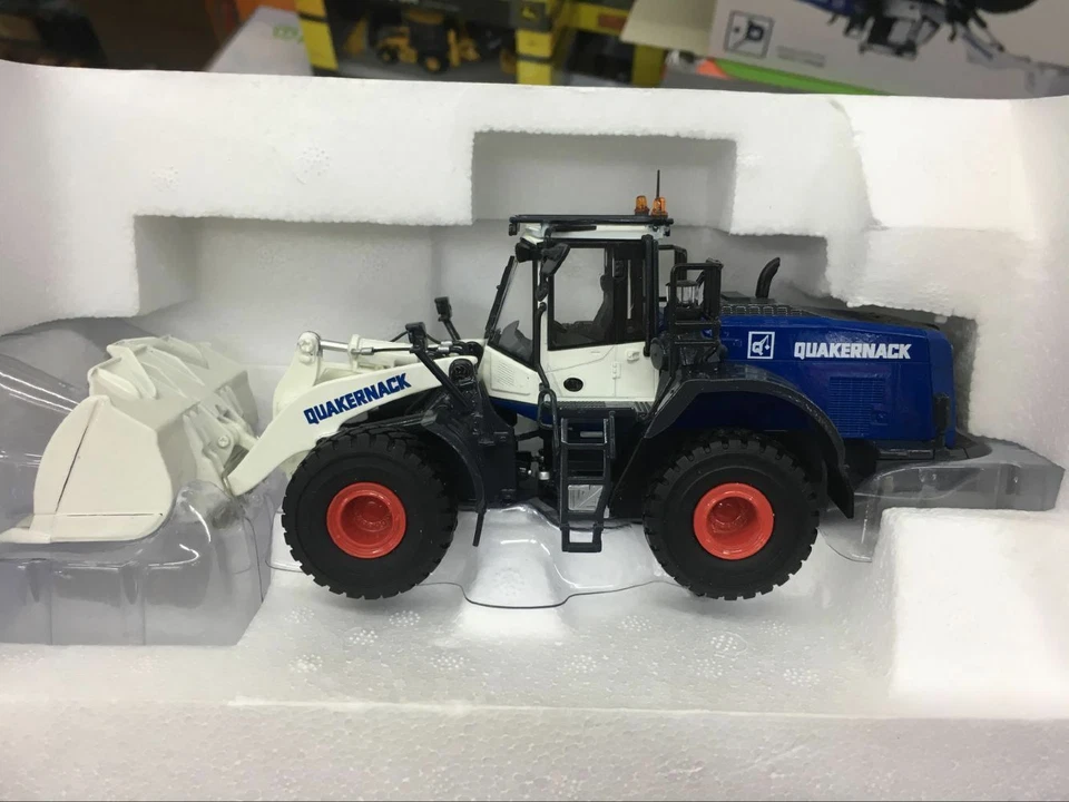 Universal Hobbies UH8116 Quakernack Wheel Loader 1/50 Scale New in Original Box - Image 3 of 4