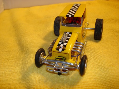 Vintage #39 "TBone Dave" dirt Midget Racer 1/24 slot car offered by MTH - Picture 7 of 12