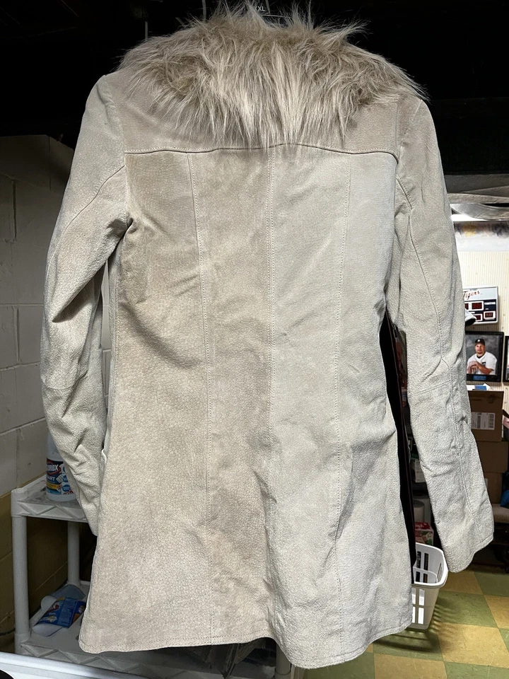 Chaqueta De Colección BB Dakota Cuero Tostado Con Cuello De Piel Talla Mediana Foto 2 de 4