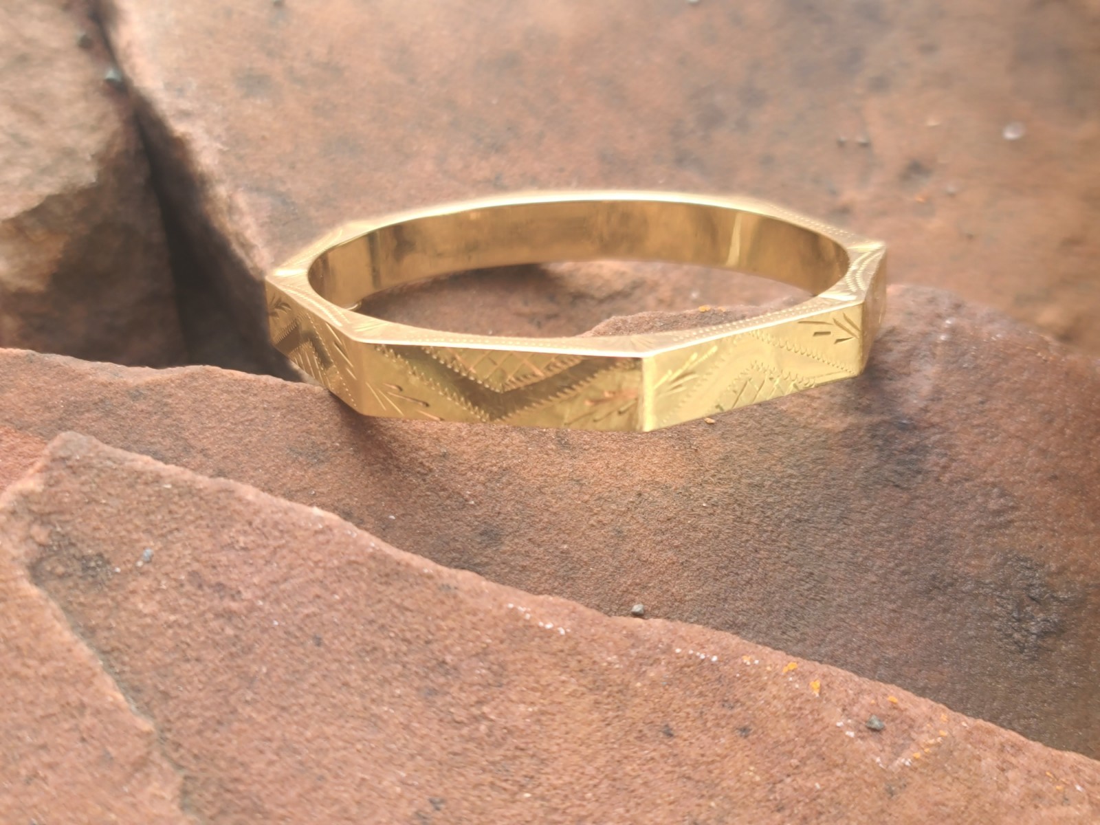 14k Solid Yellow Gold Hinged Octogonal Bangle 6" … - image 1