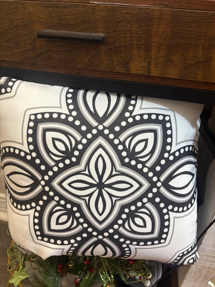 Juego de 2 almohadas decorativas en blanco y negro Foto 4 de 4