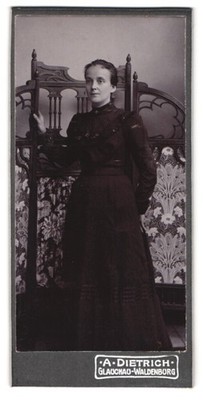 Fotografie A. Dietrich, Glauchau-Waldenburg, Portrait Dame im schwarzen Kleid v 