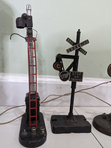 MARX & Lionel Rail Road Crossing and Light Post Train Accessories 8 PCS Bundle - Picture 3 of 11