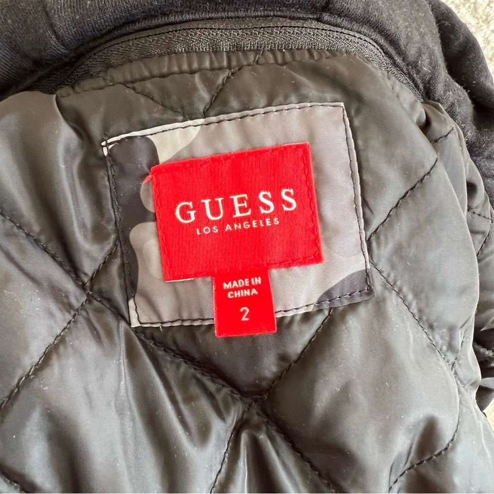 Chaqueta camuflada con capucha negra gris talla 2 Guess para niños pequeños Foto 2 de 4