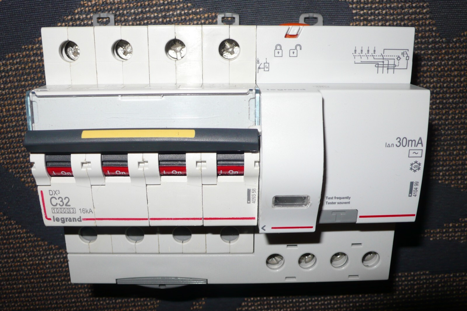 Disjoncteur différentiel Legrand Tetra 32A protège les personnes 30mA AC