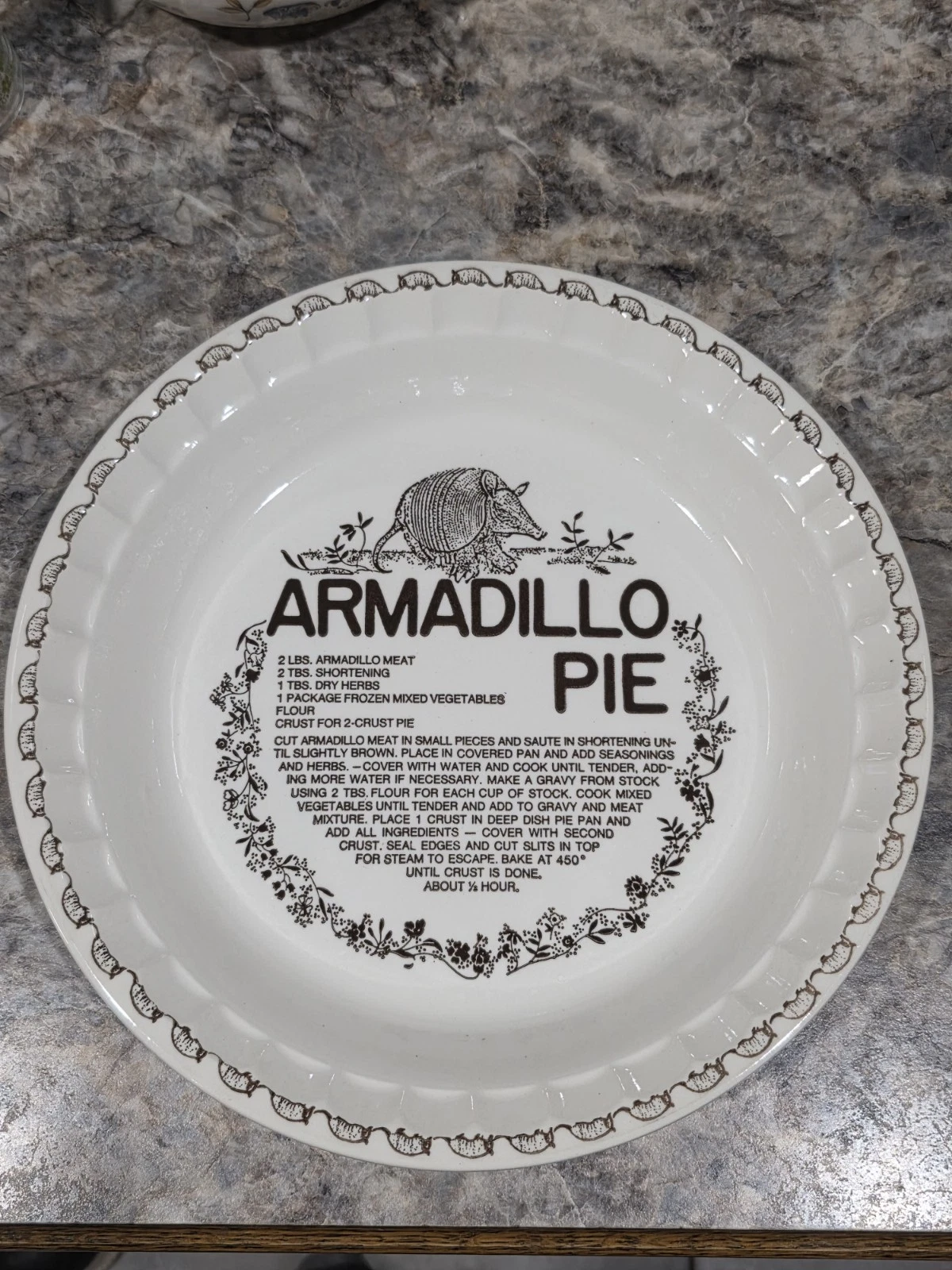"NEAR MINT" Royal China Co. Armadillo Pie Recipe Collectible Ceramic Pie Dish
Opens in a new window