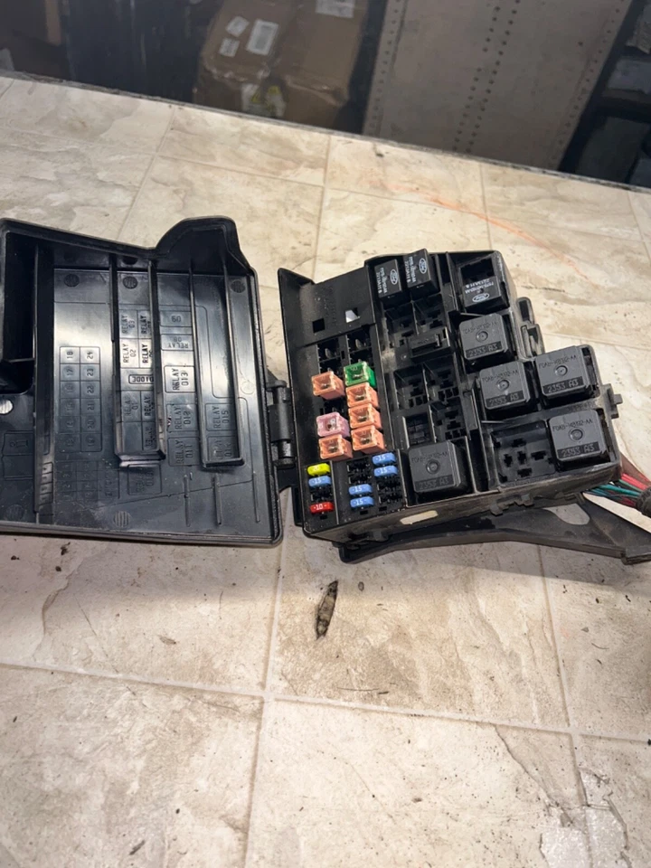 Conjunto de bloque de circuito de caja de relé de fusibles de motor Lincoln LS 2003-2006 Foto 2 de 4