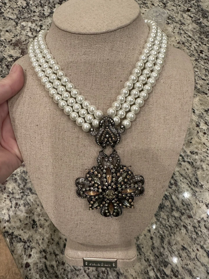 Collar llamativo de perlas R J Graziano de 3 hilos, gargantilla, con medallón con joyas Foto 4 de 4