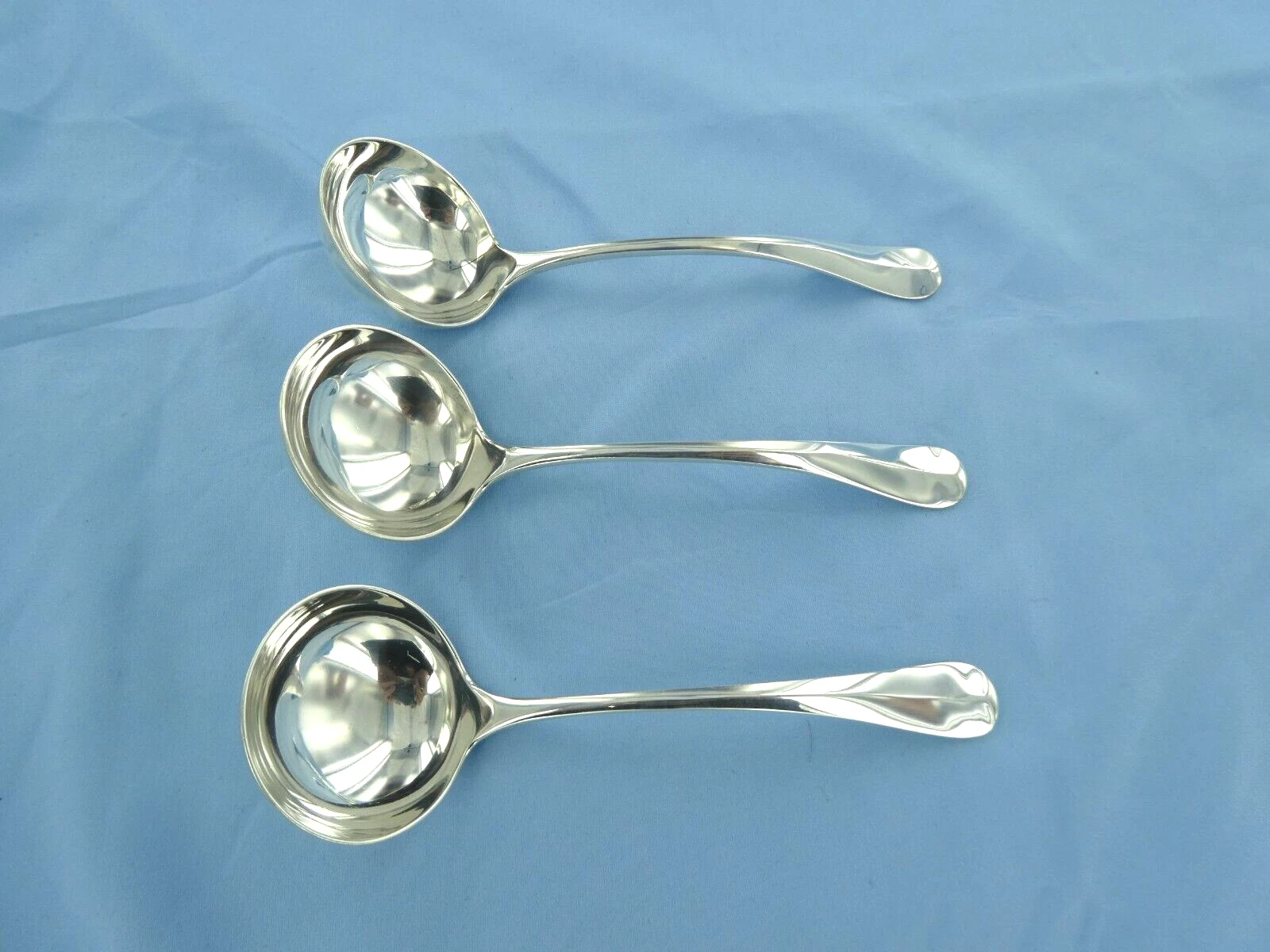 AN ANTIQUE STERLING SILVER SET OF 3 O/E RAT TAIL SAUCE LADLES SHEFFIELD 1919
Opens in a new window o