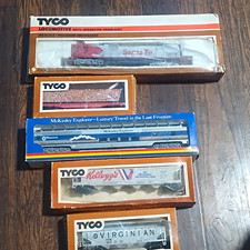 TYCO HO Scale lot of 5- locomotive and cars