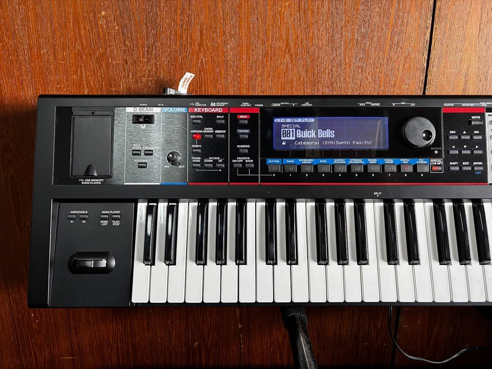 ROLAND JUNO-Gi Mobile Synthesizer with Digital Recorder w/ bag power supply - Image 2 of 4
