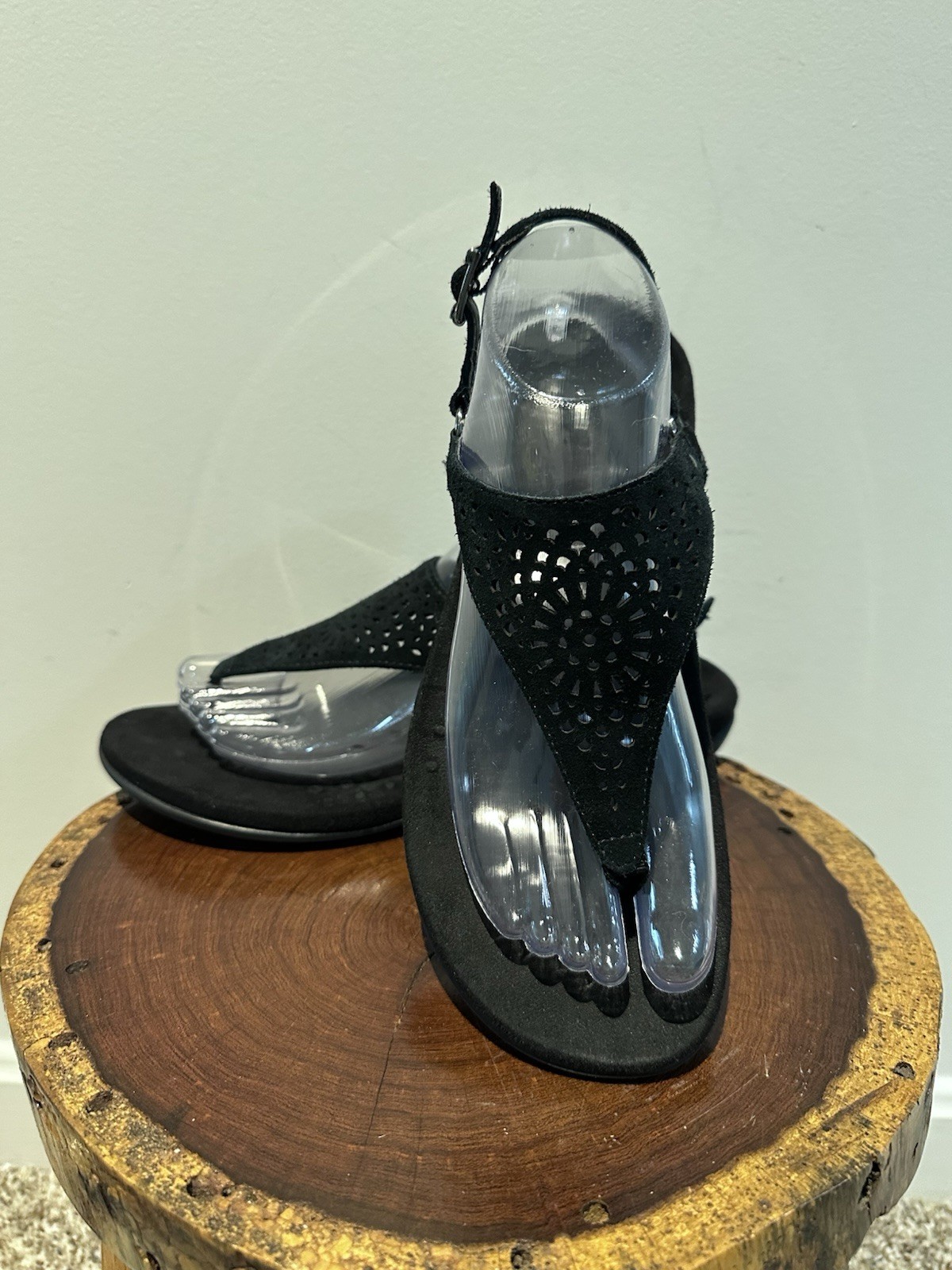 Vionic Womens Kirra Black Suede Thong Sandal Size 9 with Back Strap EUC