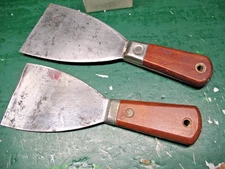 RED  DEVIL PUTTY KNIVES (2)  ANGLED 3'' BLADES ONE STIFF  ONE  FLEXIBLE