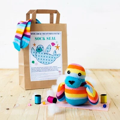 SOCK CREATURES Kit Artigianale Calzino Seal | Kit Cucito | Kit Artigianale per Bambini | Zoom Party | Artigianato