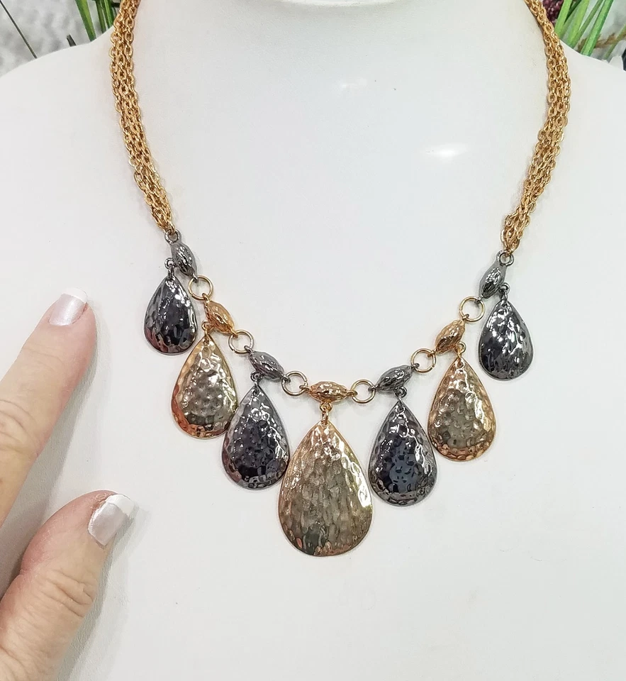 Collar Gargantilla Multi Hilo Babero Lágrima Babero Tono Dorado y Gunmetal Firmado ALFANI Foto 4 de 4