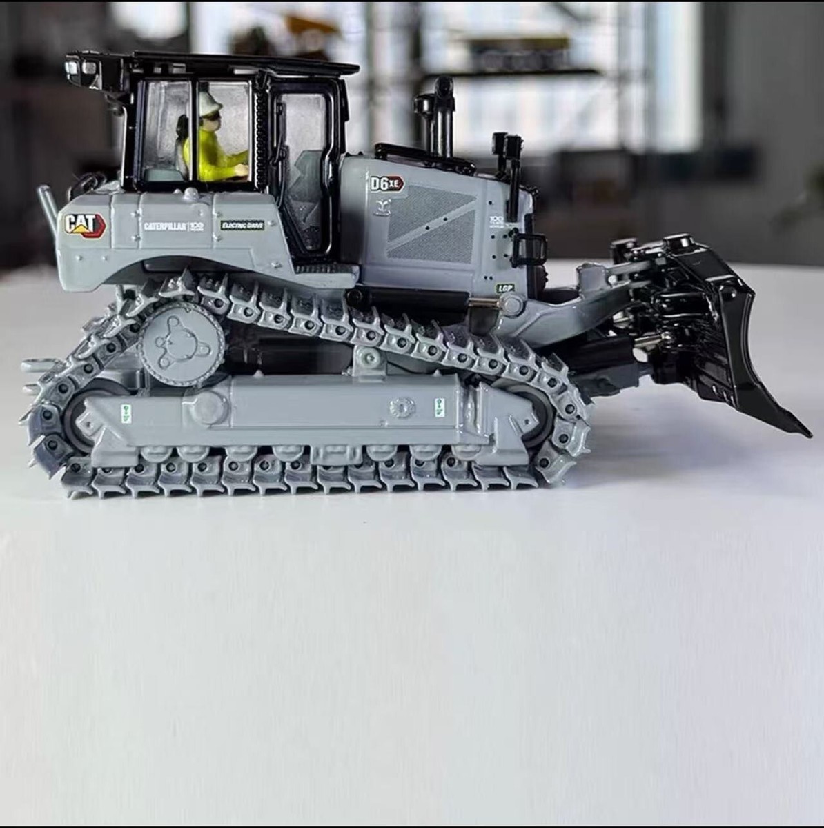 100th Cat D6 XE Lgp Track-Type Tractor Bulldozer 1:50