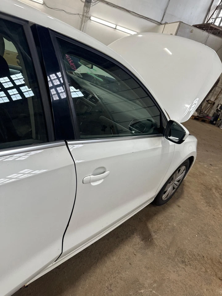 Used Front Right Door Assembly Front fits: 2017 Volkswagen Jetta Sdn electric wi Foto 2 de 4