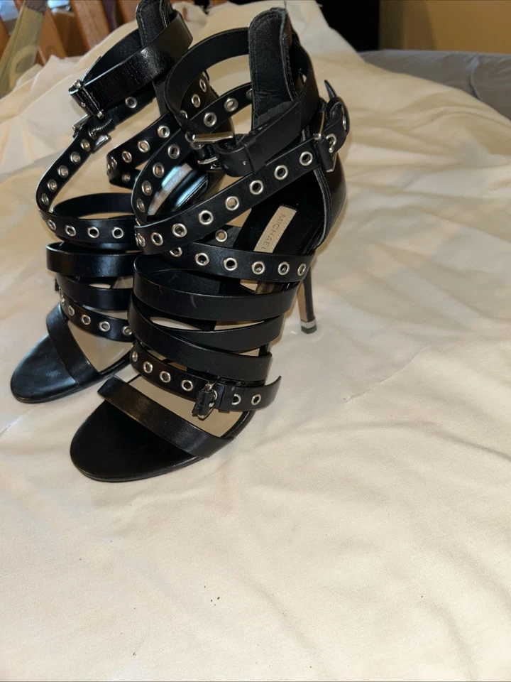 "Tacones Michael Kors Vero Curio de cuero de 4"" negros, 37 EU/ 7 M EE. UU." Hebilla de correa Foto 3 de 4