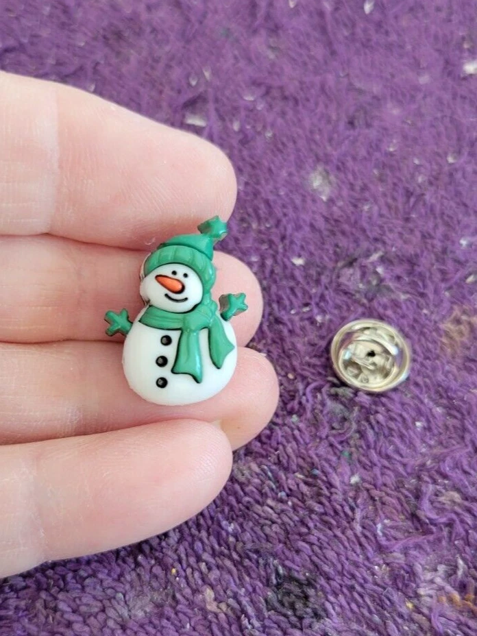 ^ Muñeco de nieve de Navidad bufanda verde y sombrero corbata tachuela solapa prendedor - perfecto para la temporada Foto 2 de 4