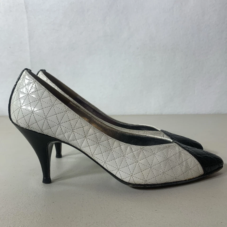 Zapatos de salón vintage hechos a mano italianos 8 acolchados de cuero negro blanco llamativos Foto 2 de 4