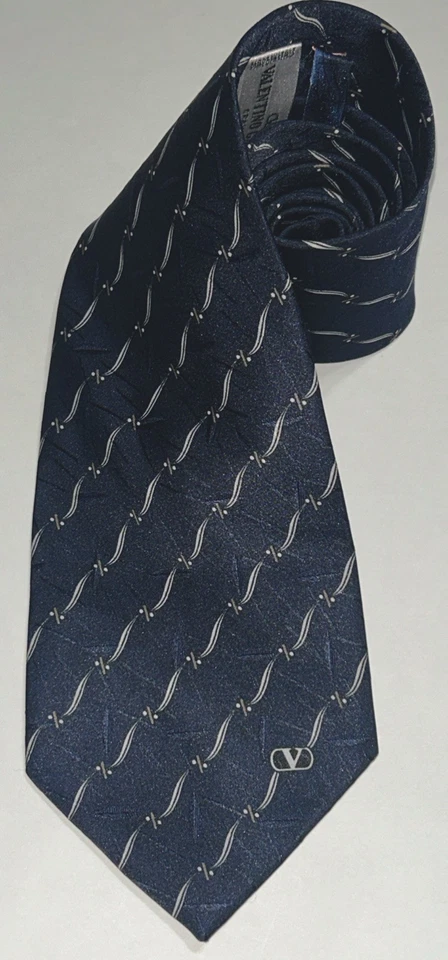 Corbata Valentino Garavani Italia 100 % seda para hombre azul marino con logotipo crema y puntos Foto 3 de 4