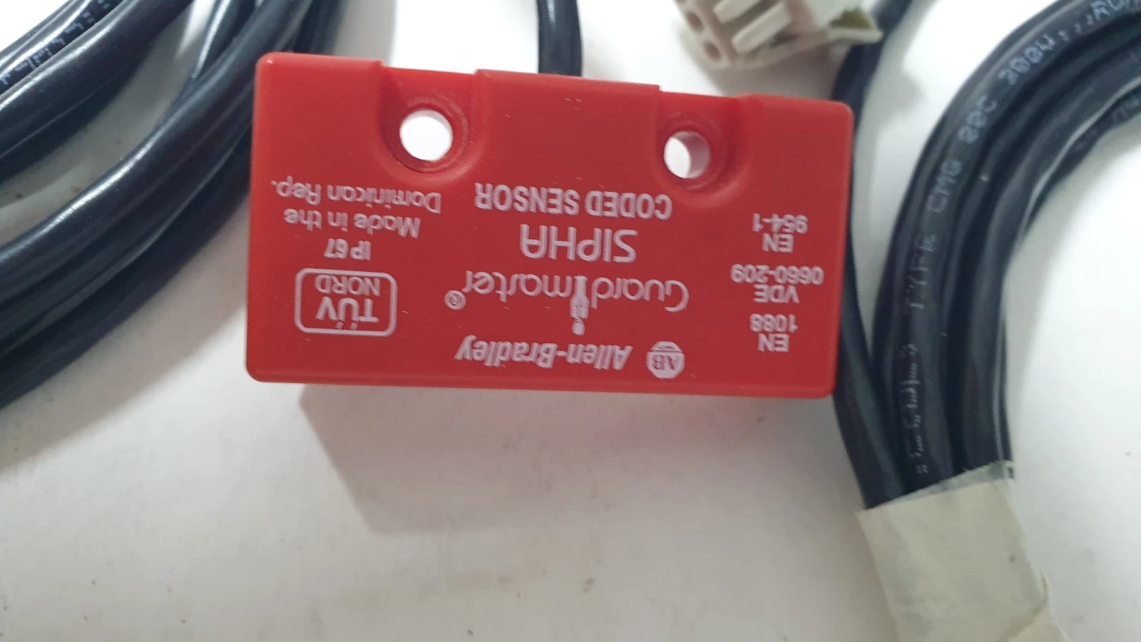 Allen-Bradley Guardmaster Sipha coded sensor front, IP67, TÜV NORD, Made in Dominican Rep.