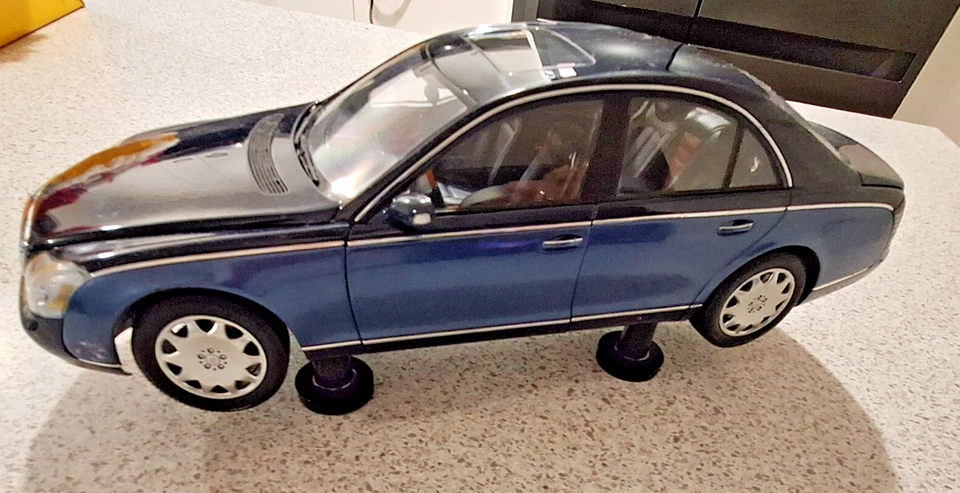 1:18 Maybach 57 Blue Two Tone AutoArt Collectable Car No Box - Image 2 of 4