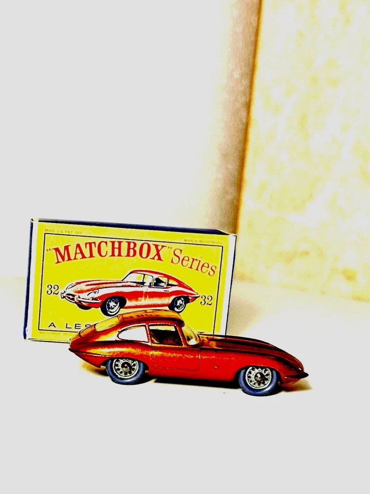 Matchbox Lesney #32 Jaguar XKE with scarce gpw Exc, Boxed from 1962 - Image 3 of 4