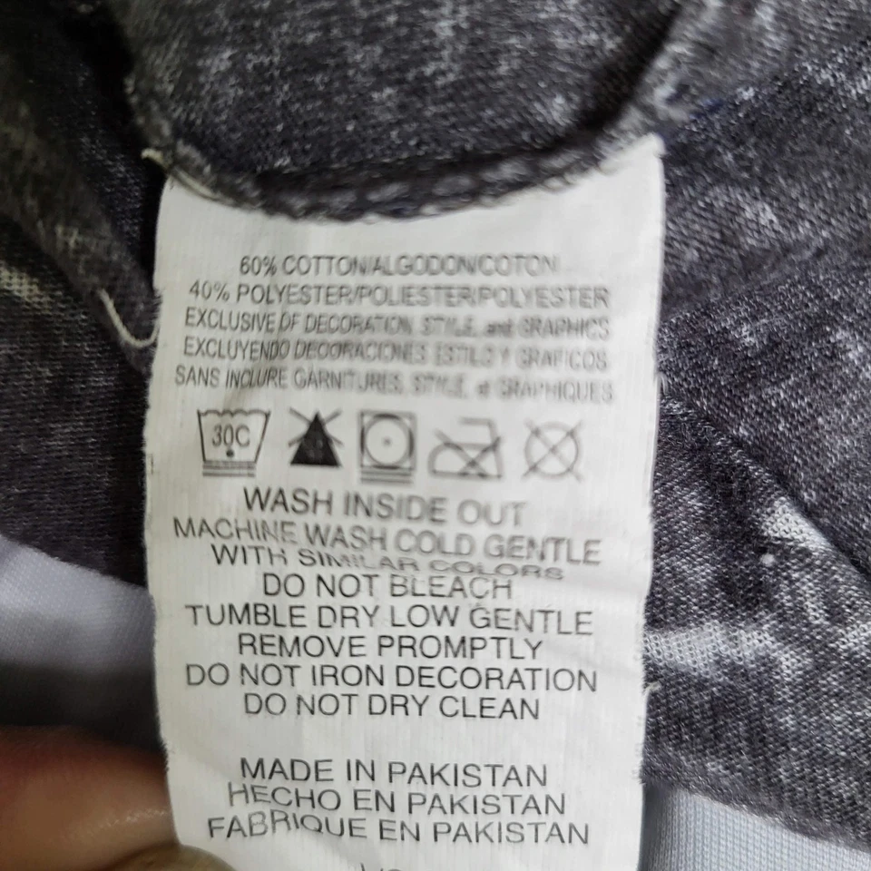 Camisa para mujer Oakland Raiders PEQUEÑA negra envejecida logotipo gráfico de la NFL Foto 4 de 4