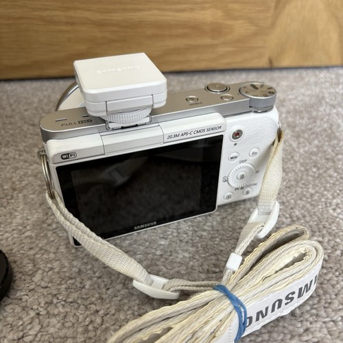Samsung NX NX3000 20.3MP Digital Camera + Lens + charge cable flip screen - Picture 5 of 7