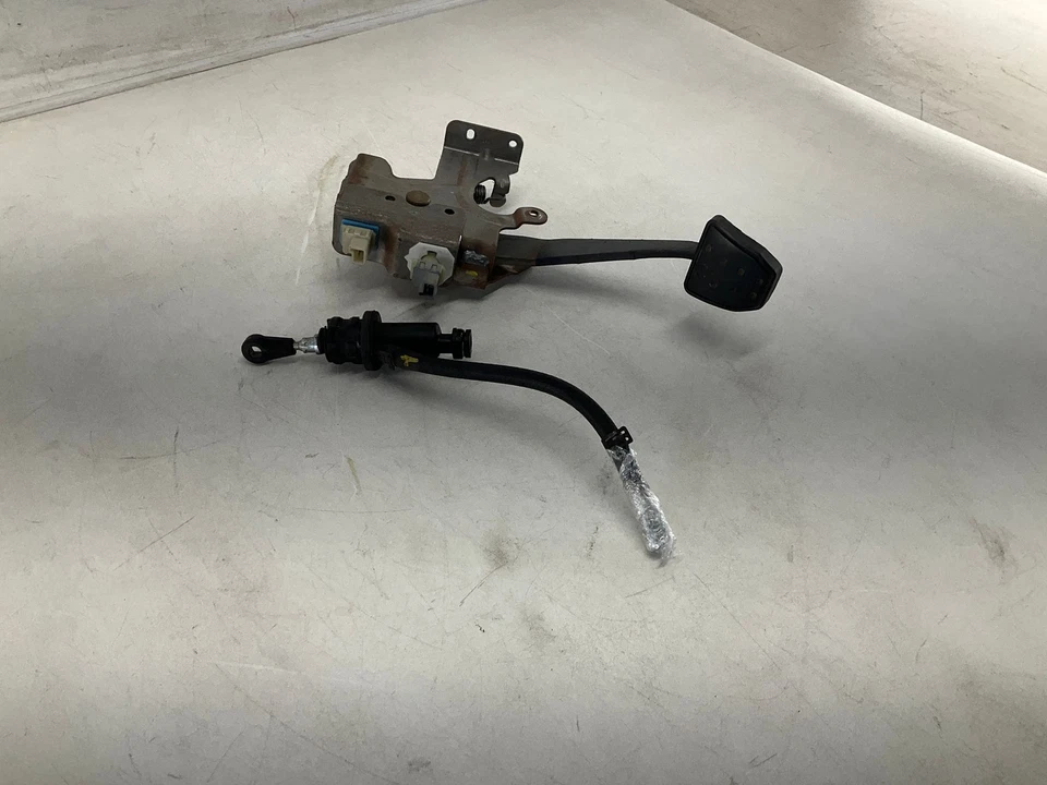 06-10 Pontiac Solstice Manual Transmission Clutch Pedal w/ Master Cylinder Foto 3 de 4