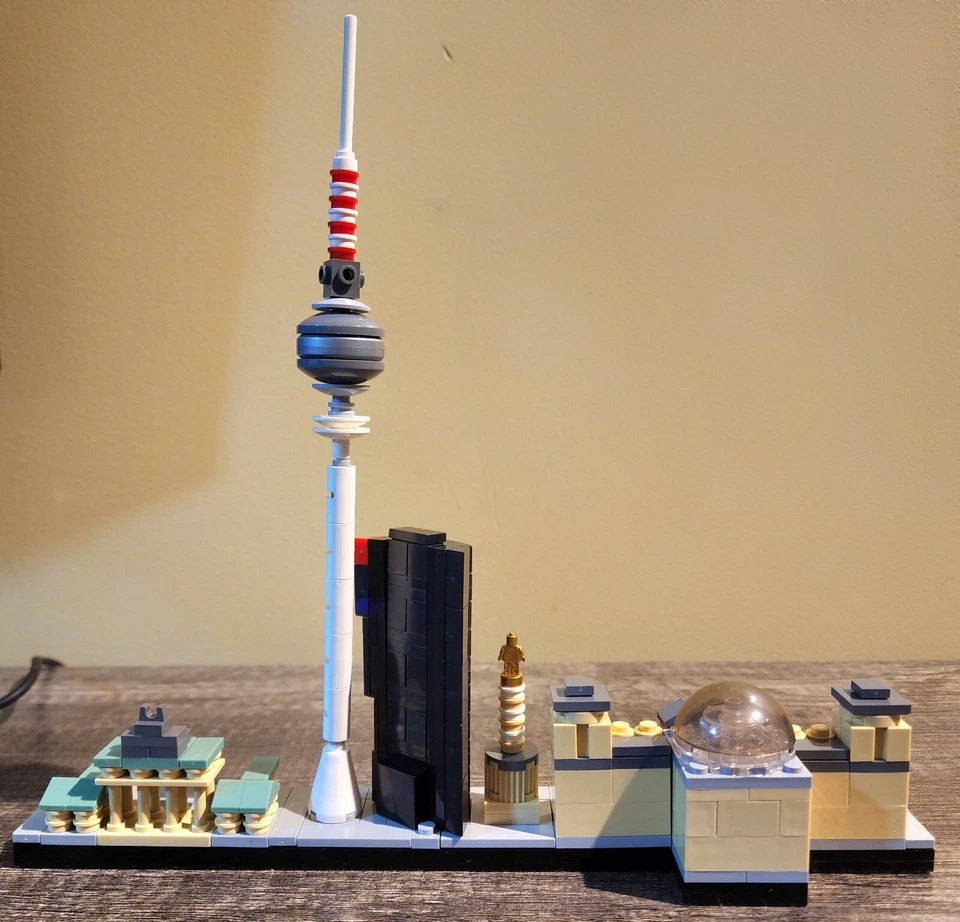 New Architecture Skylines Berlin | 289 Pcs 100% Accurate Sealed, Unbranded Set - Image 2 of 4