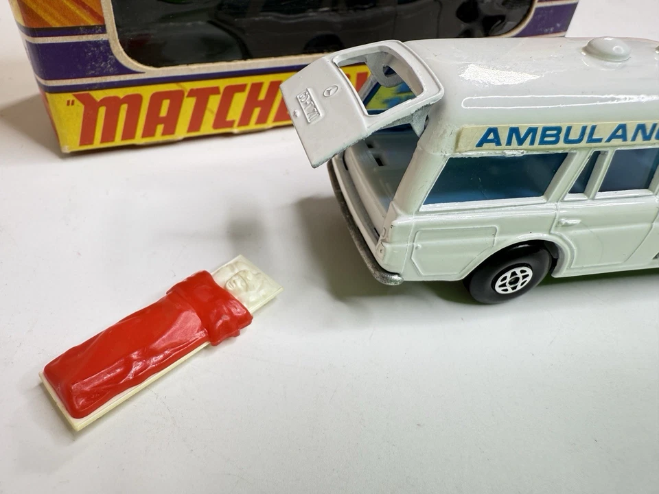 Ambulancia vintage Matchbox Speed Kings K-26 Mercedes-Benz "BINZ" 1970 Foto 3 de 4