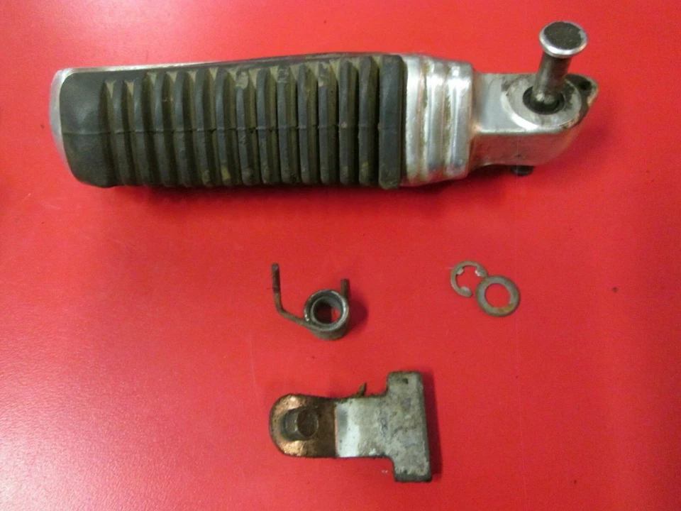 83-86 Suzuki GS550E estriberas laterales izquierdas y herrajes GS 550E Foto 3 de 4