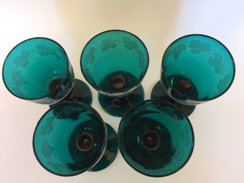 SUPERB SET OF 5 GREEN ENGRAVED WINE GLASSES. 19TH CENTURY. - Picture 2 of 9