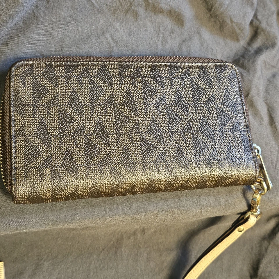 Muñequera MK Michale Kors marrón con logotipo OS Foto 4 de 4