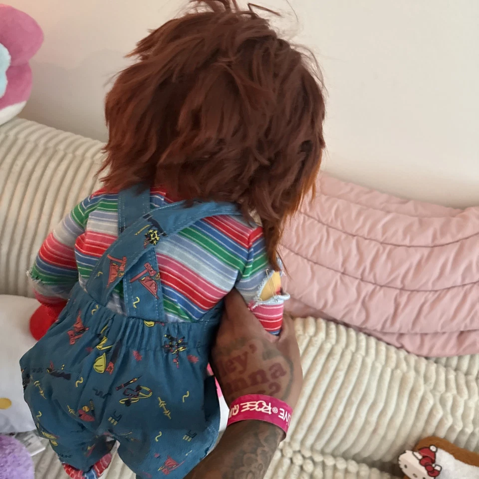 Muñeca réplica Semilla de Chucky Trick or Treat Studios Chucky escala 1:1 tamaño real Foto 3 de 4