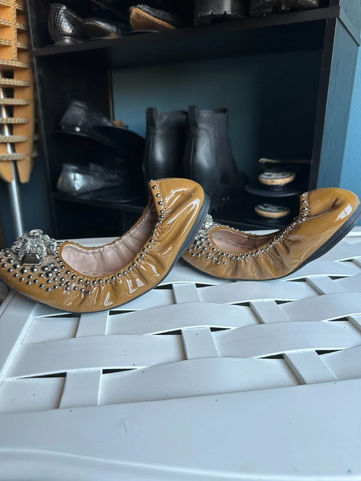 Pisos de ballet de charol marrón Miu Miu tachonados con dedos de cristal 37,5 Foto 3 de 4