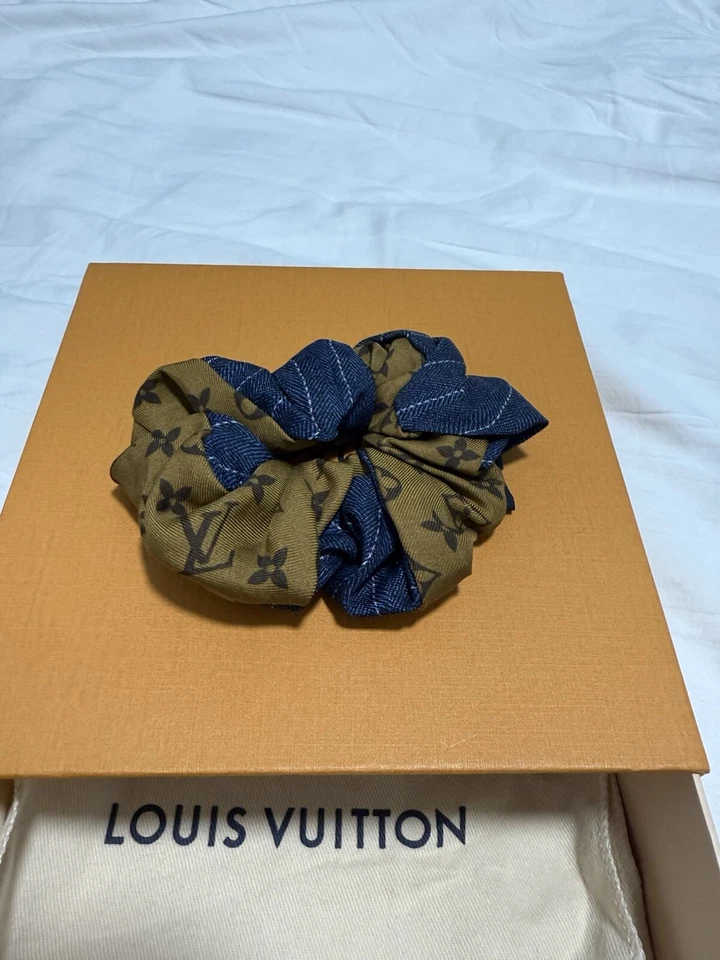 LOUIS VUITTON FITA DE CABELO SCRUNCHIE MARROM DENIM MONOGRAMA SEDA EXCELENTE - Imagem 3 de 3