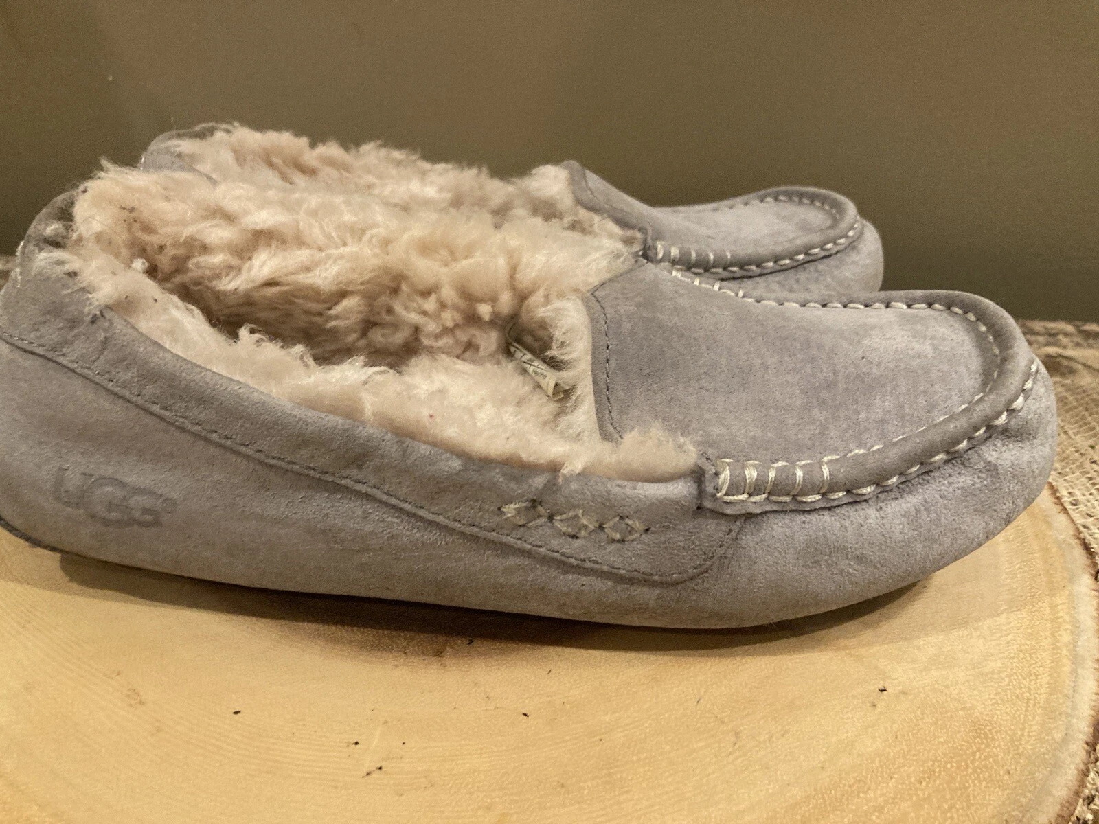 UGG Ansley taglia 7 mocassino pelle di pecora scamosciata pantofole grigio chiaro