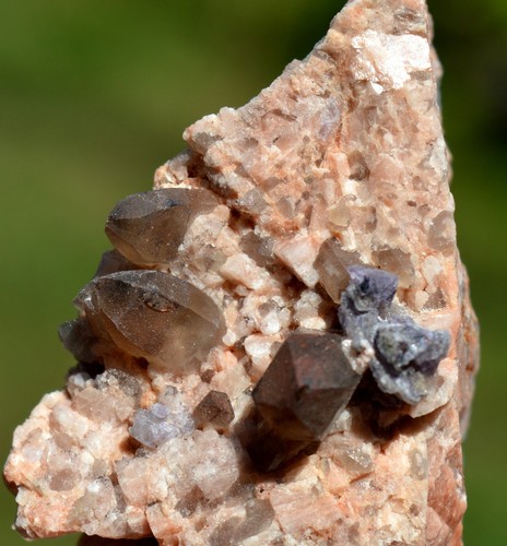 Quartz fumé & Microcline 34 gr - "Black Hole" Pocket, Park County, Colorado, USA - Picture 2 of 6