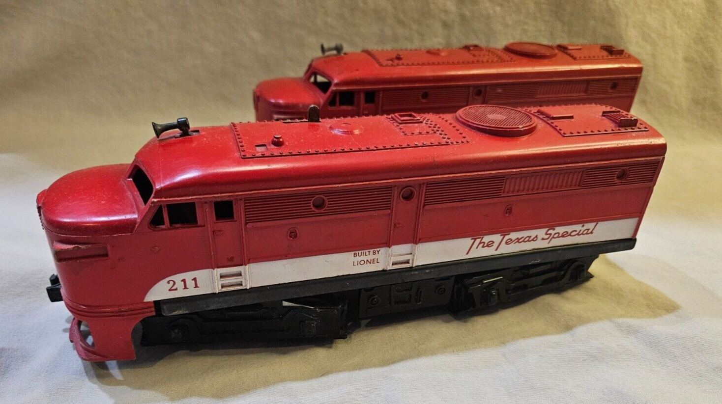 Vintage Pair Lionel Texas Special 211 Diesel Set Powered and Unpowered