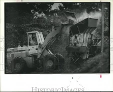 1990 Press Photo Ron Rouley of Living Earth Technologies loads bark in composter